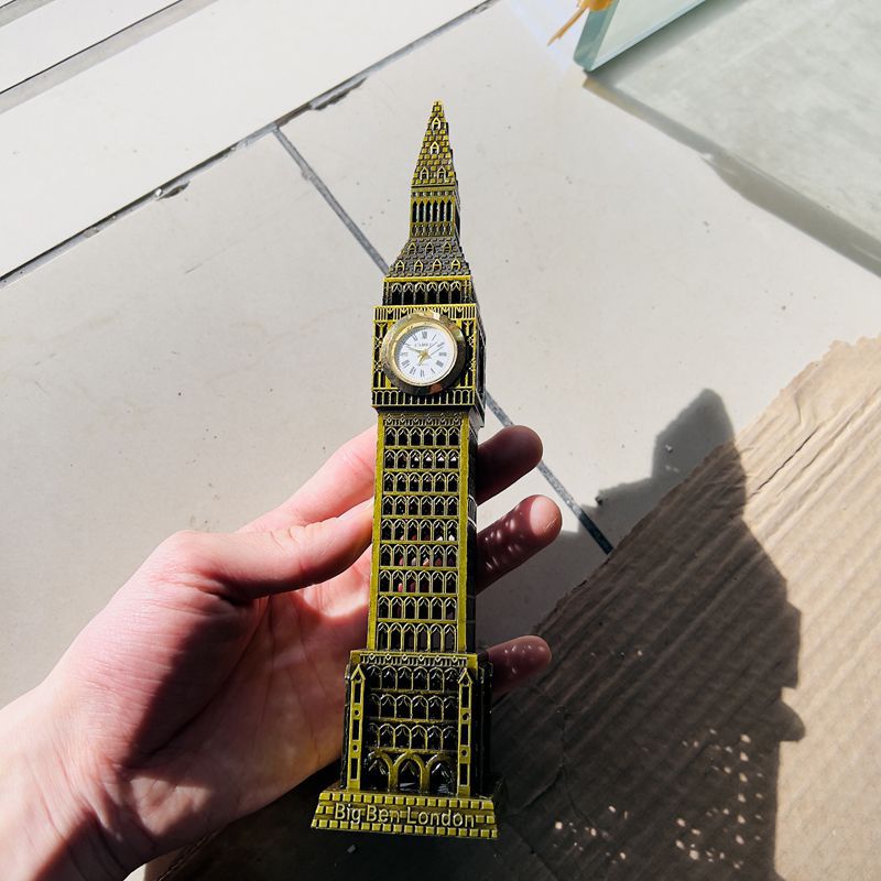 Metal Architecture Figurine Wo - Office Furniture World recension och pris